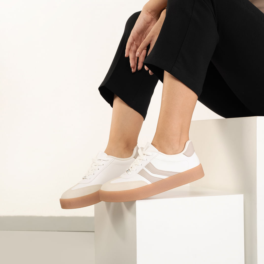 Tênis Vizzano StreetWear Feminino Branco em ângulo lateral mostrando detalhes do tecido e fechamento em cadarço