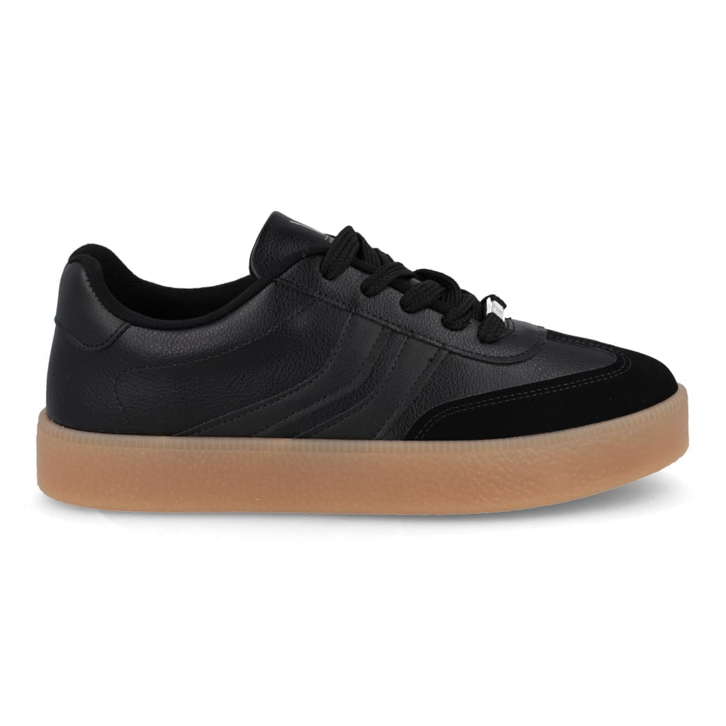 Tênis feminino preto com cabedal em camurça sintética e material sintético, solado caramelo, mostrando detalhes de textura e cadarço preto.