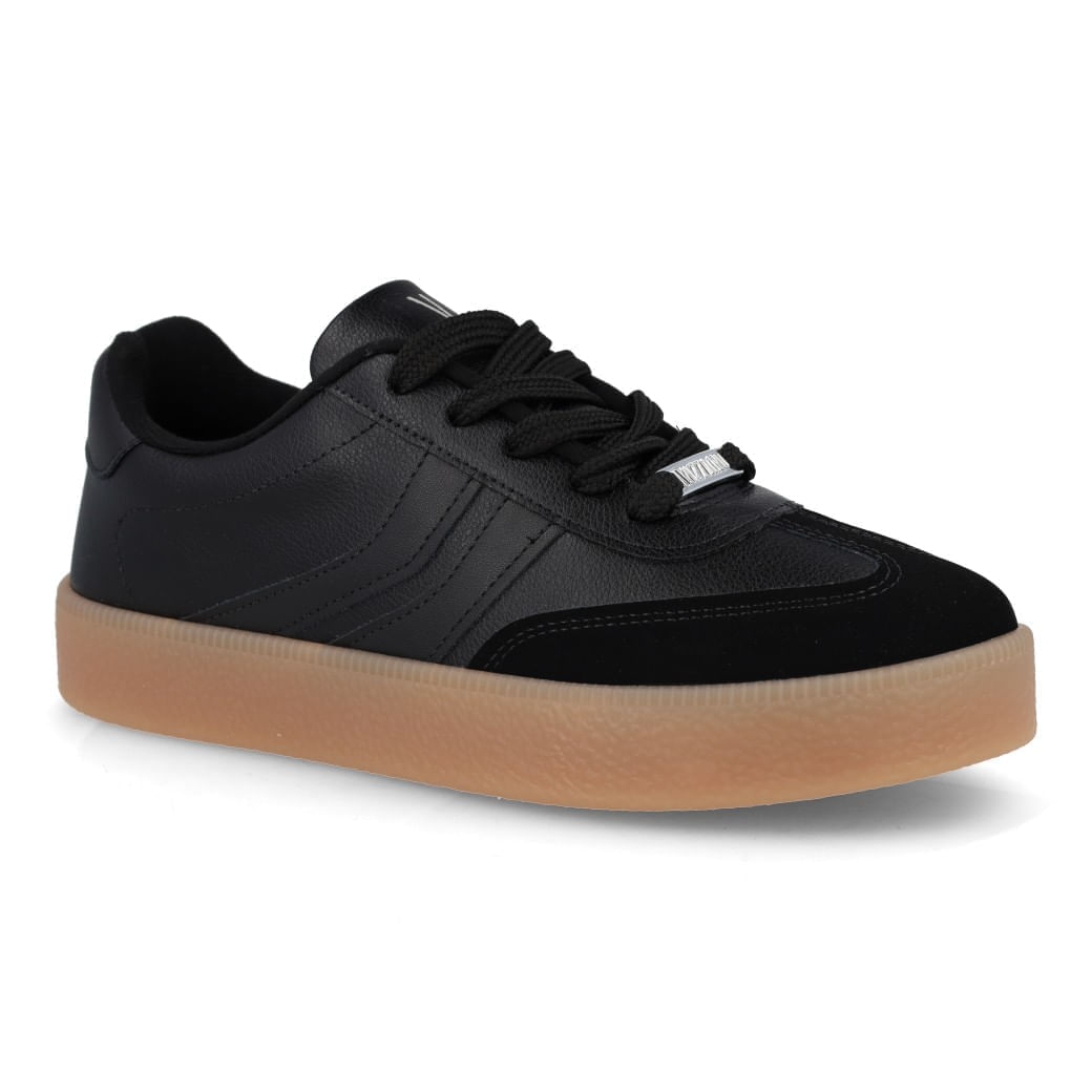 Tênis Vizzano casual feminino preto usado em look urbano, mostrando o ajuste e estilo do calçado.