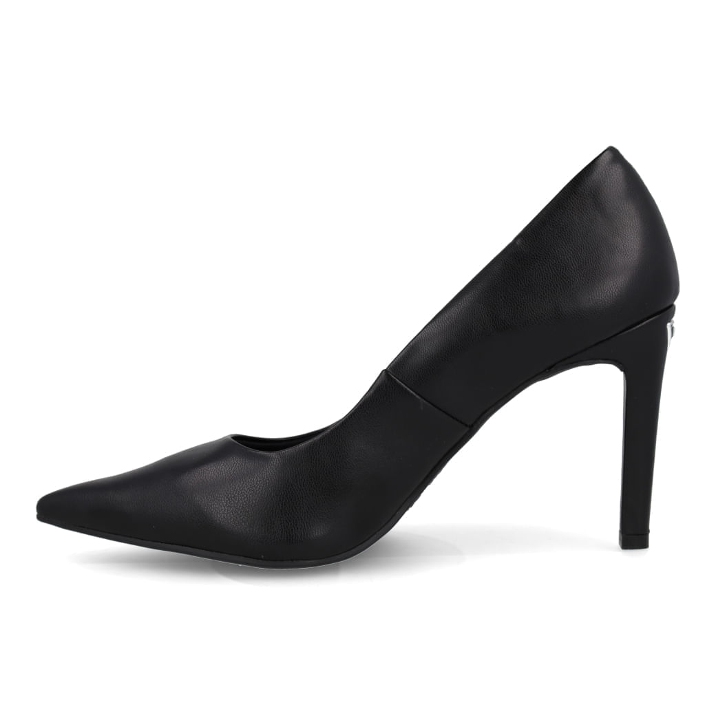 Scarpin preto Via Marte destaque em evento social