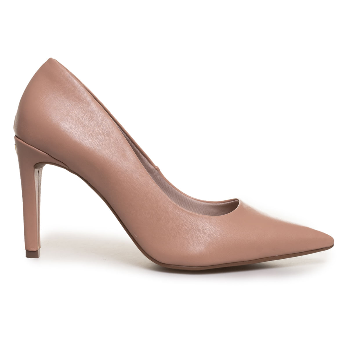 Sapato feminino scarpin nude em acabamento liso com bico fino e salto alto fino, vista frontal e 3/4