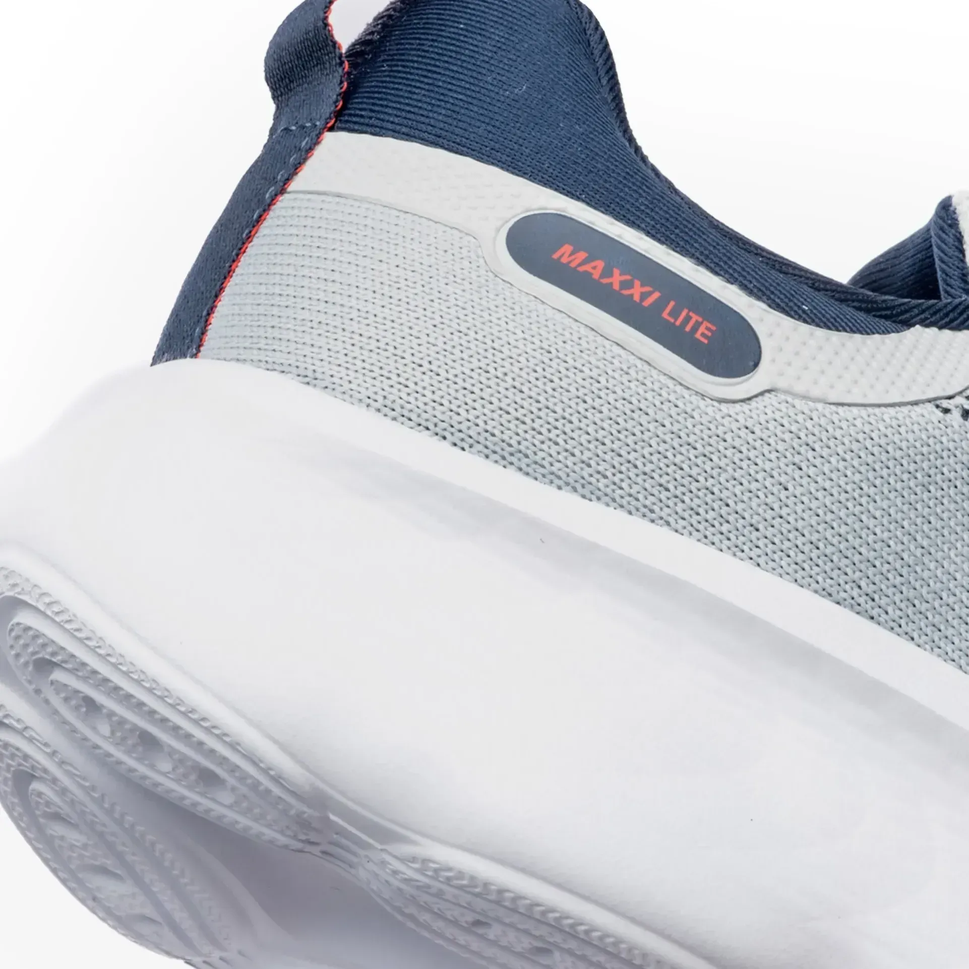 Detalhe do cabedal com logo FILA em alto-relevo e cadarços brancos no Tênis Maxxi Lite
