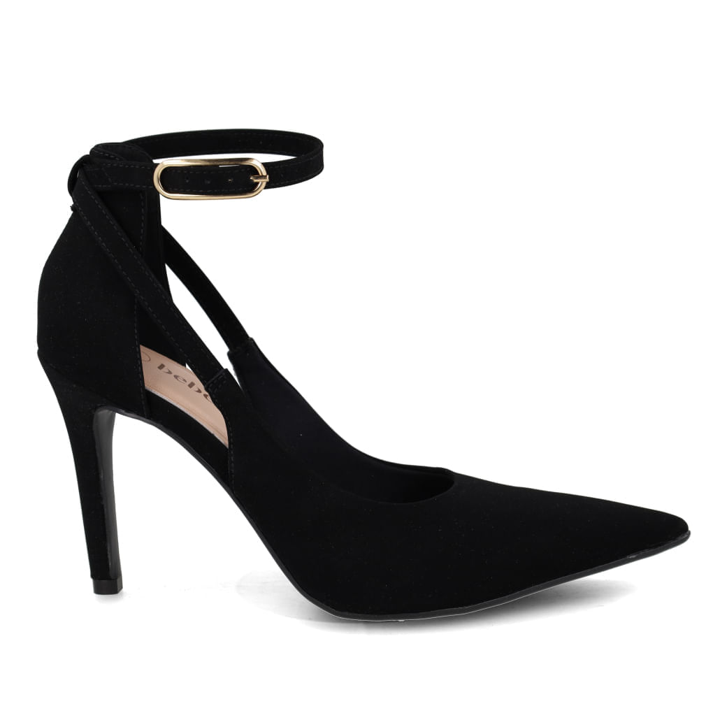 Scarpin feminino preto com tira no tornozelo, salto fino e fivela dourada em fundo branco