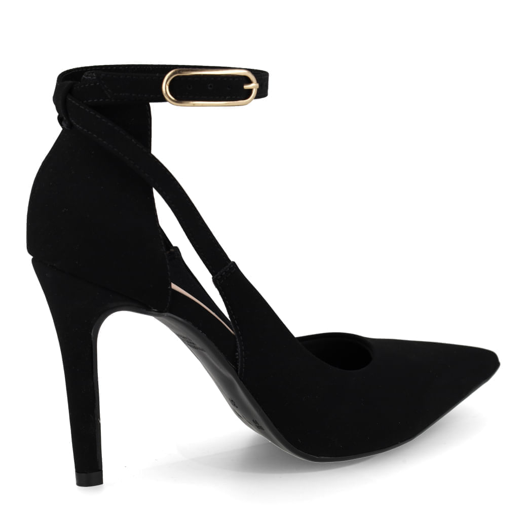 Scarpin feminino preto com salto fino e detalhe de fivela dourada em fundo branco