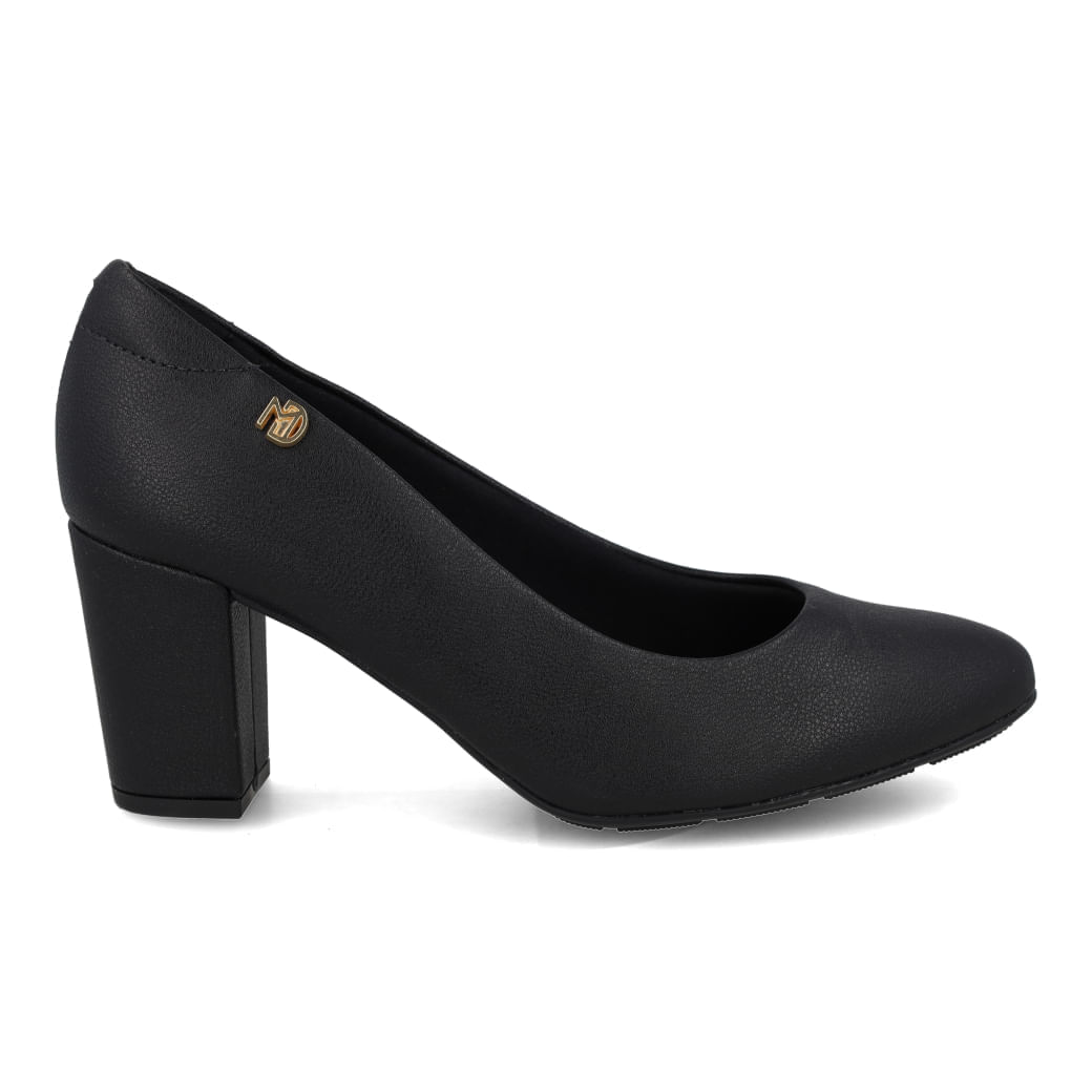 Scarpin Modare Nature preto feminino vista frontal com detalhe do salto bloco e emblema dourado