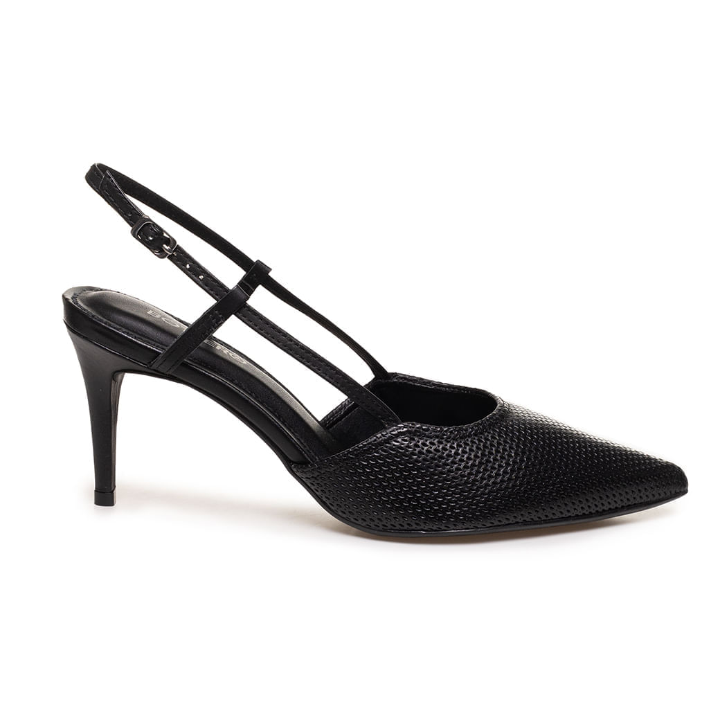 Sapato feminino scarpin preto slingback com salto fino em fundo branco, mostrando textura perfurada e fivela ajustável