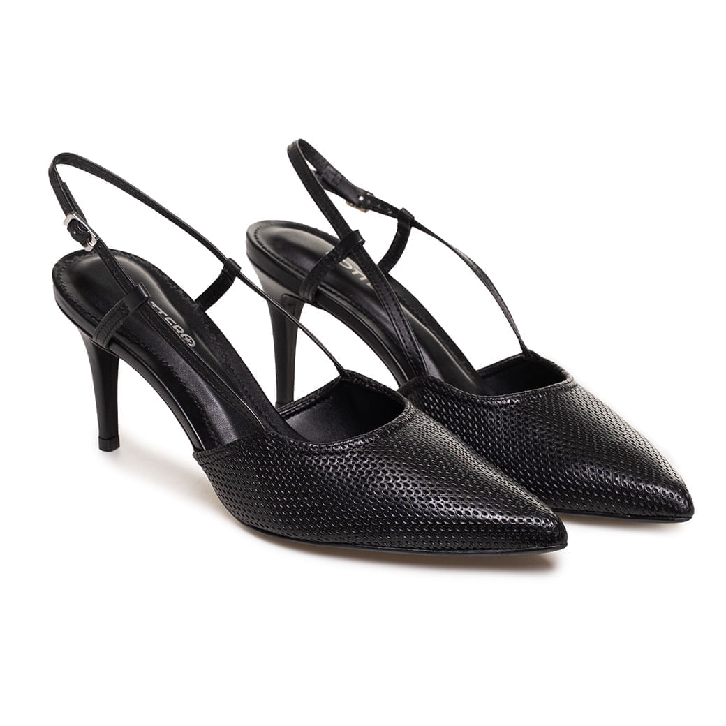 Sapato feminino scarpin preto com salto fino vista lateral em fundo branco