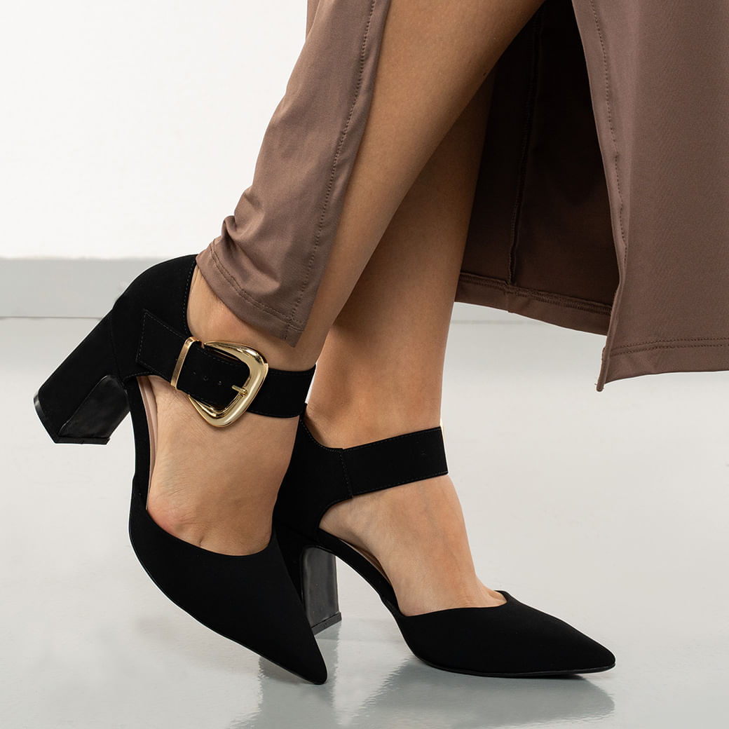 Scarpin Bebecê Feminino Fivela Preto vista lateral mostrando salto fino e acabamento