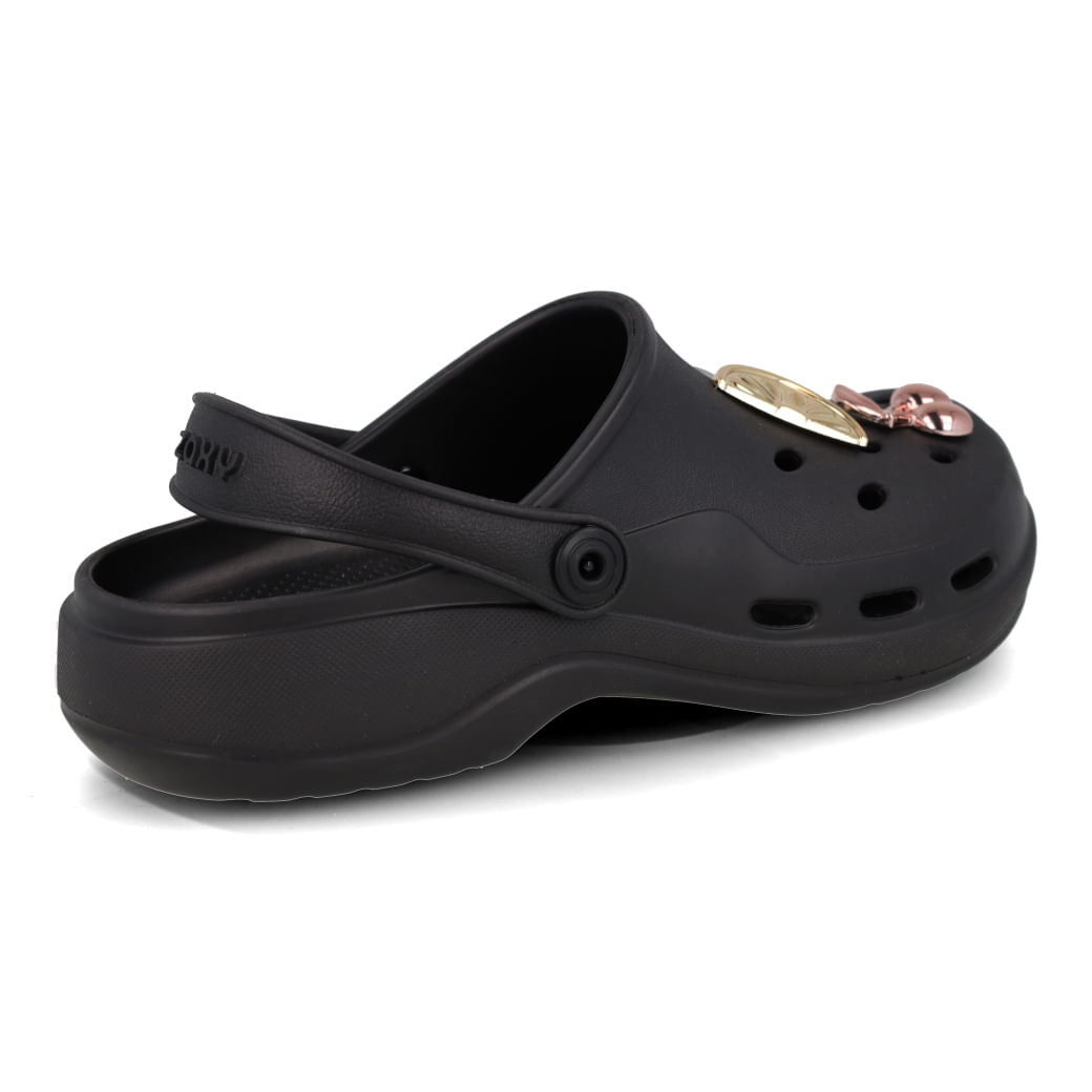 Babuche casual feminino preto com aplicações de frutas em metal colorido em fundo branco