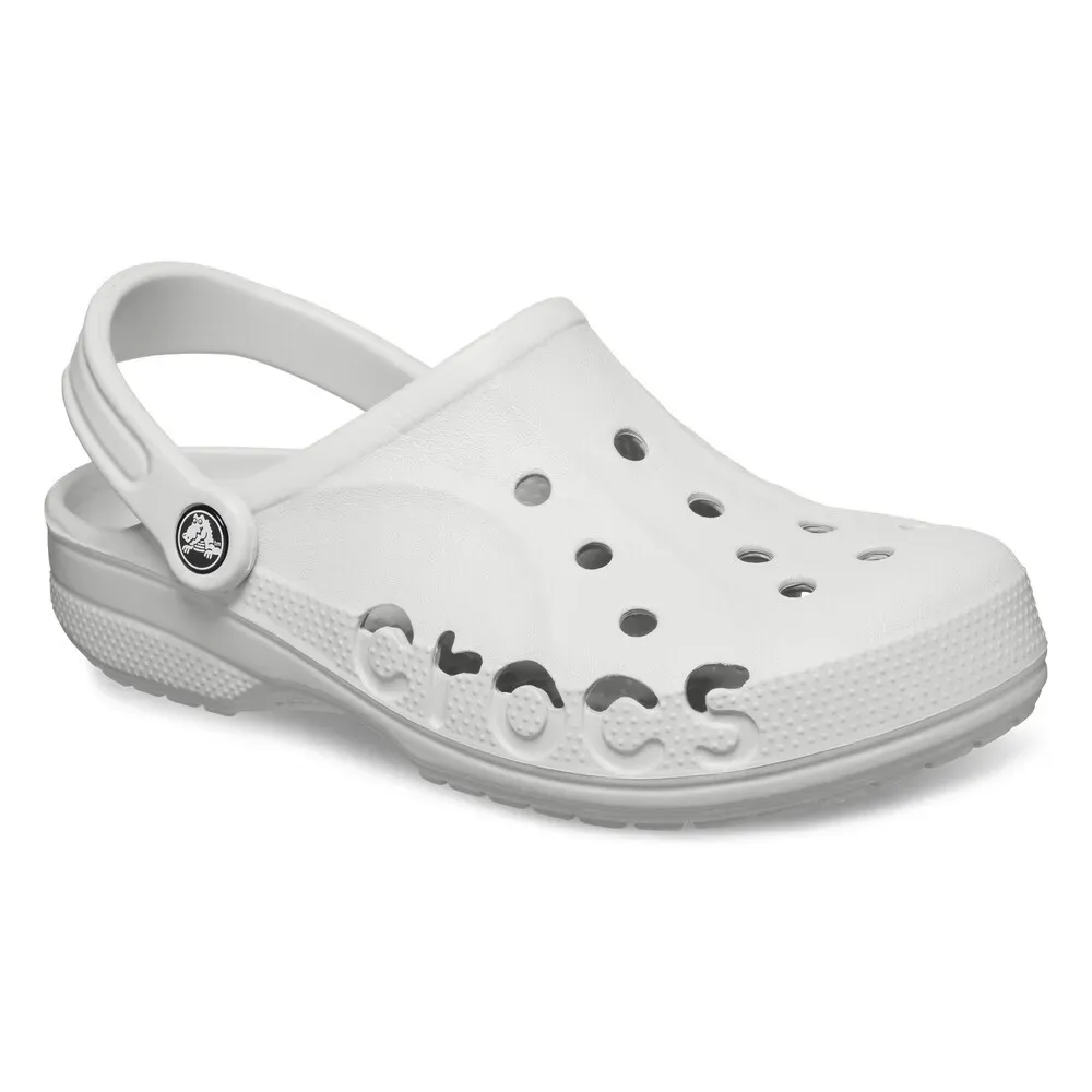 Babuche branco Crocs Baya Clog feminino visto de lado com logo Crocs e ventilação