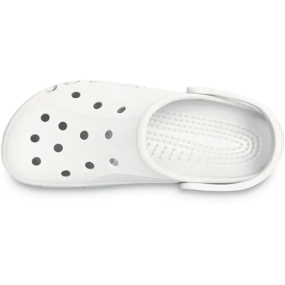 Babuche branco Crocs Baya Clog feminino mostrando a sola ventilada