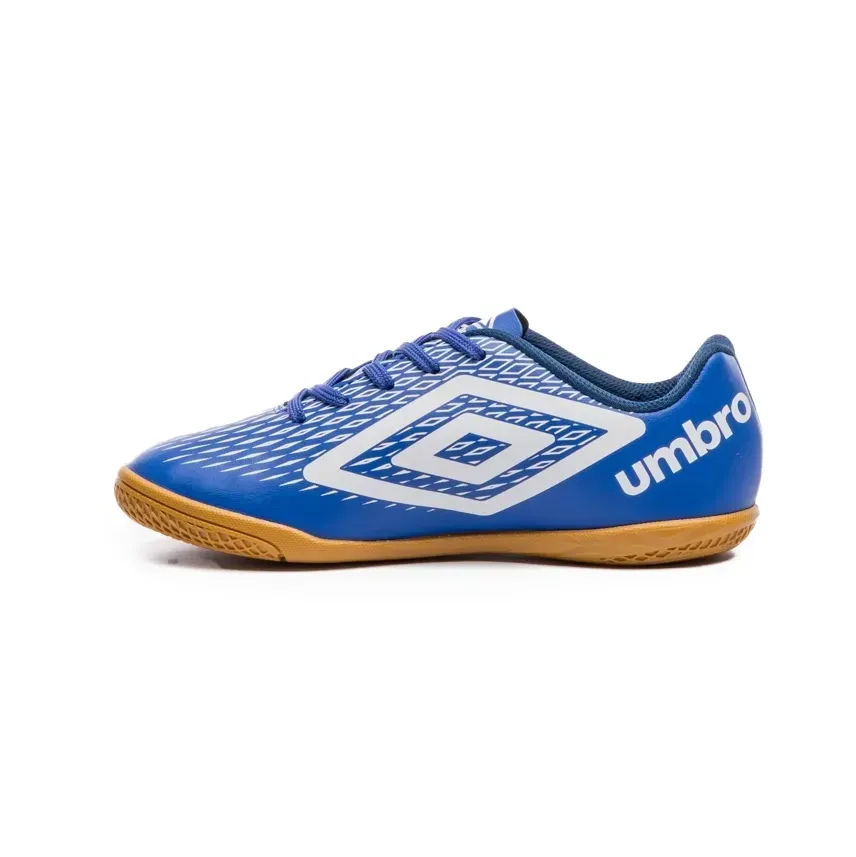 Chuteira infantil Umbro azul vista lateral para ajuste e conforto