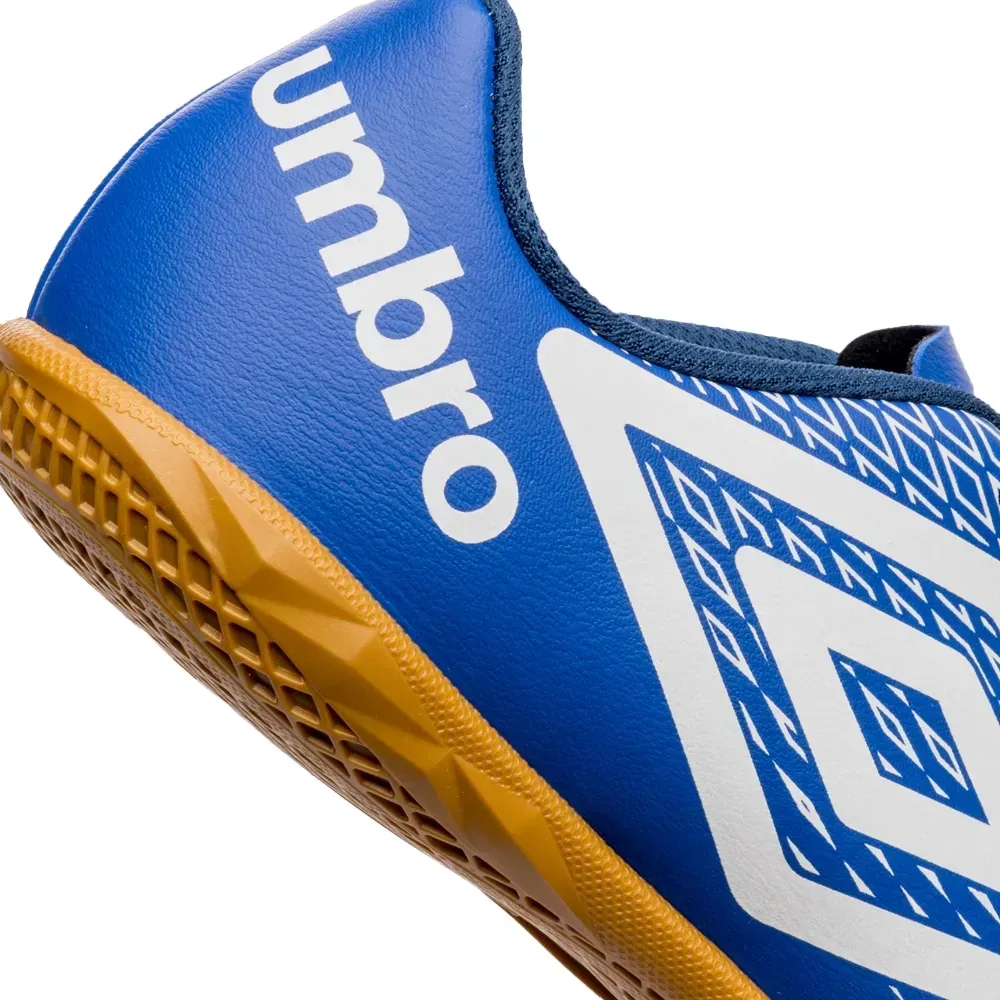 Chuteira Umbro azul com detalhes para alta performance e conforto