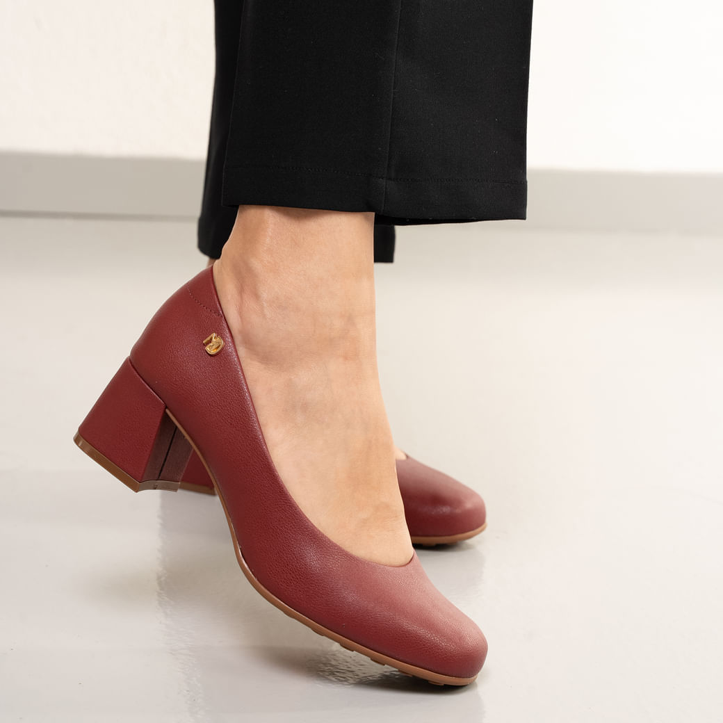 Modelo usando sapato Scarpin Modare vinho com salto bloco, destaque para design sofisticado