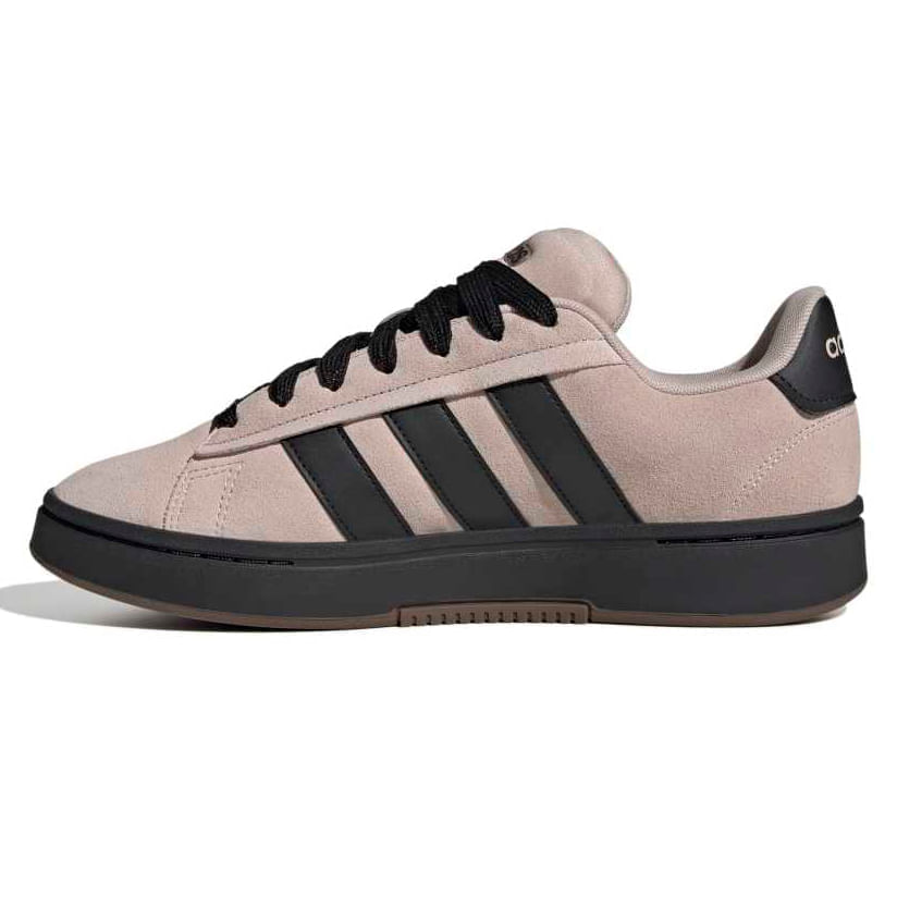Close do tênis casual masculino Adidas Grand Court Alpha na cor taupe com detalhes pretos, destacando cadarço preto e acabamento em camurça sintética.