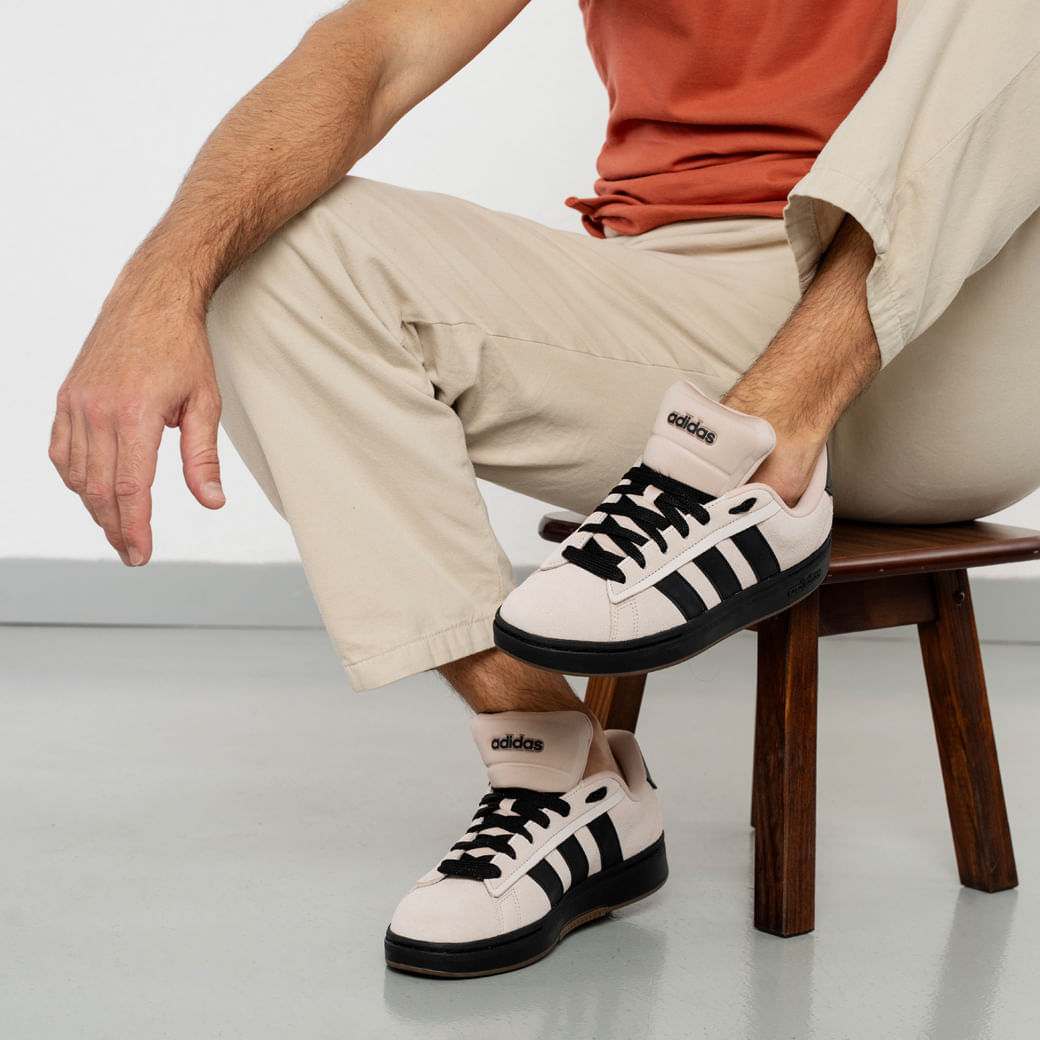 Tênis casual masculino Adidas Grand Court Alpha vista traseira lateral esquerda mostrando logo Adidas no calcanhar e solado preto.