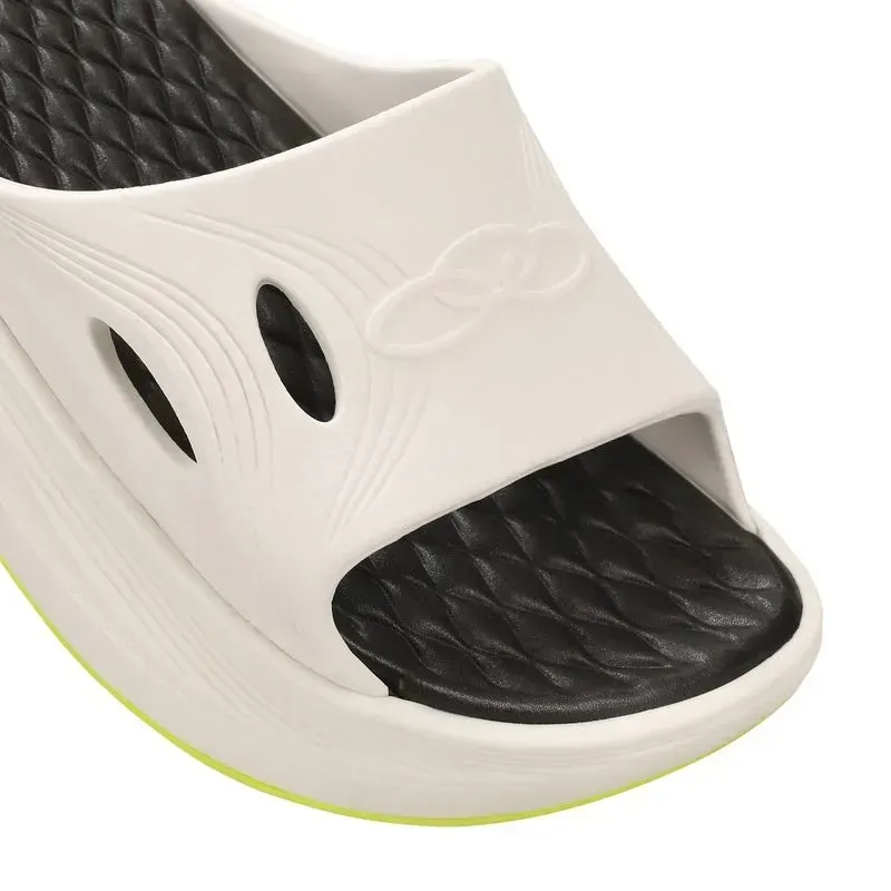 Chinelo Olympikus Arenito masculino branco com detalhes em preto e verde, imagem para seção why buy