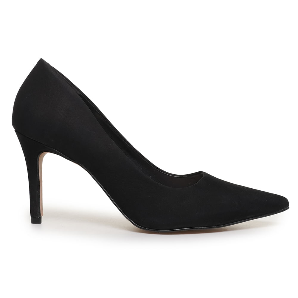 Scarpin preto de nobuck com salto de 7 cm e bico fino, design elegante e sofisticado