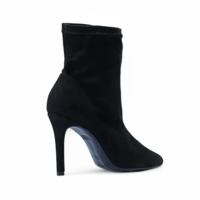 Bota feminina preta camurça stretch salto fino destaque no design elegante