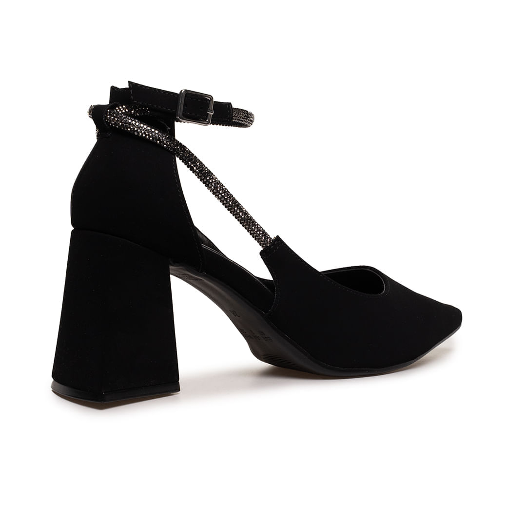 Scarpin feminino preto salto grosso com tira brilhante no tornozelo em fundo branco