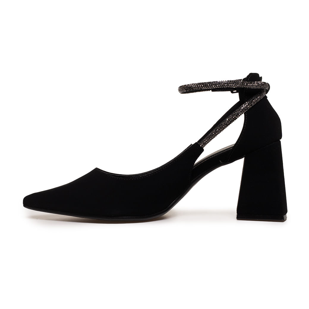 Detalhe do salto grosso e tiras com cristais do scarpin feminino preto
