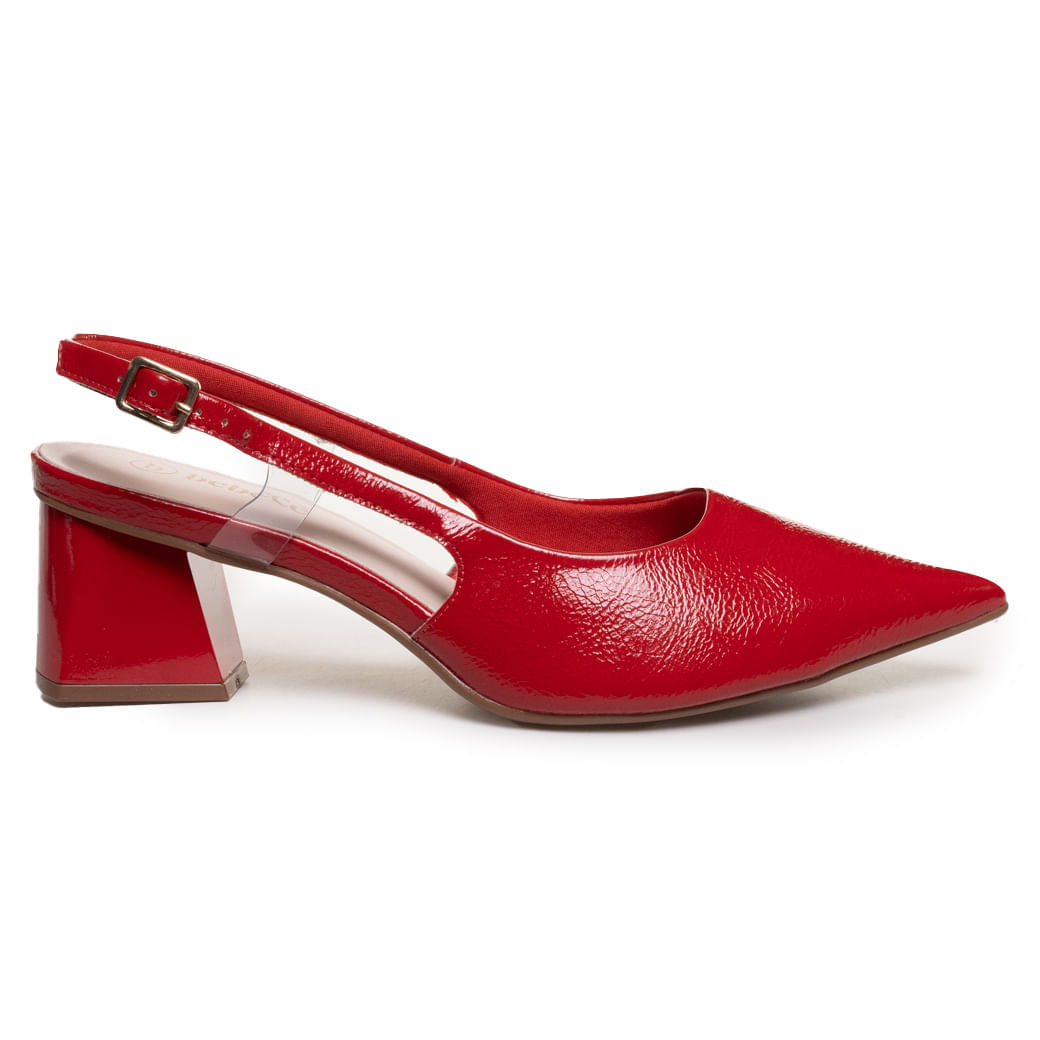 Sapato feminino vermelho com salto bloco médio e fechamento por fivela ajustável, em verniz brilhoso, visto lateralmente.
