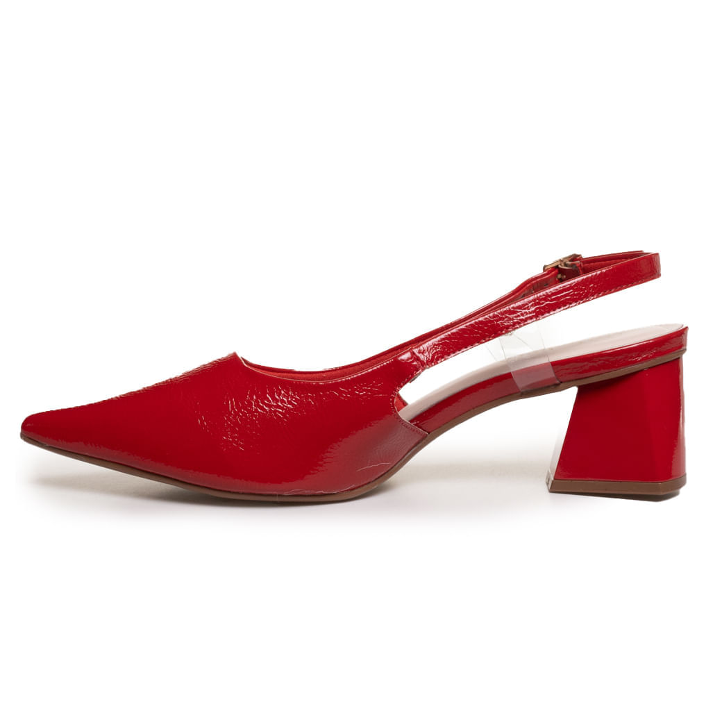 Sapato feminino vermelho de salto bloco médio, bico fino e acabamento em verniz, vista lateral.