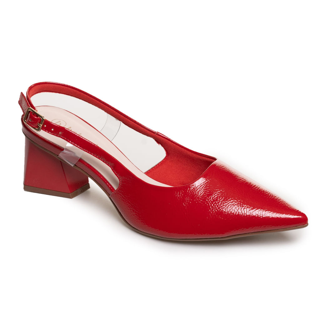 Sapato vermelho feminino com salto bloco médio e acabamento em verniz, detalhe de fivela ajustável.
