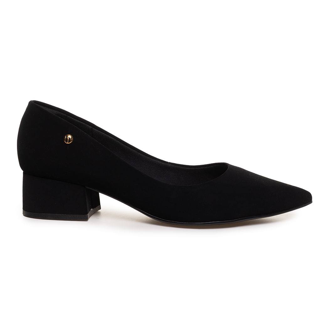 Sapato feminino scarpin Bebece preto com salto grosso, acabamento em napa e sintético, detalhe metálico dourado na lateral