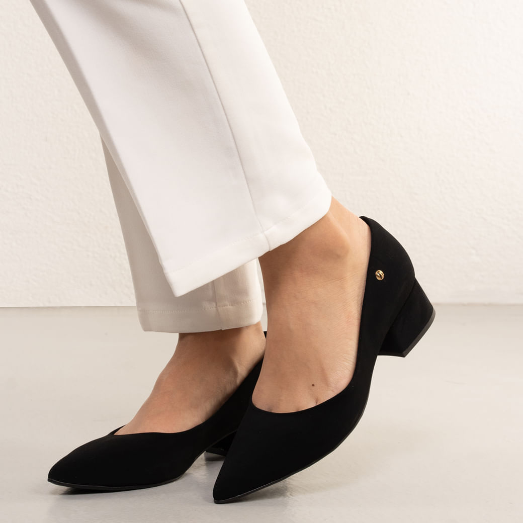 Sapato scarpin Bebece preto visto de lado, mostrando salto grosso e detalhe metálico dourado