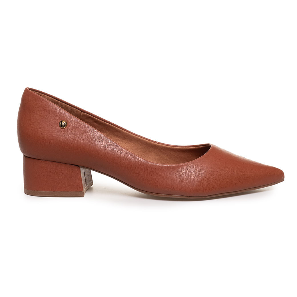 Sapato feminino scarpin Bebece marrom com salto grosso e bico fino, vista lateral mostrando conforto e design clássico