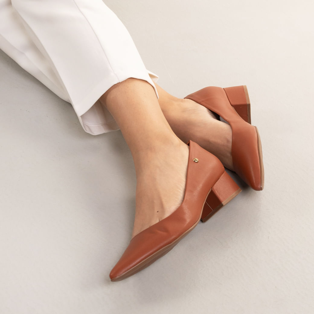 Sapato feminino scarpin Bebece marrom vista lateral com salto grosso e bico fino destacando elegância