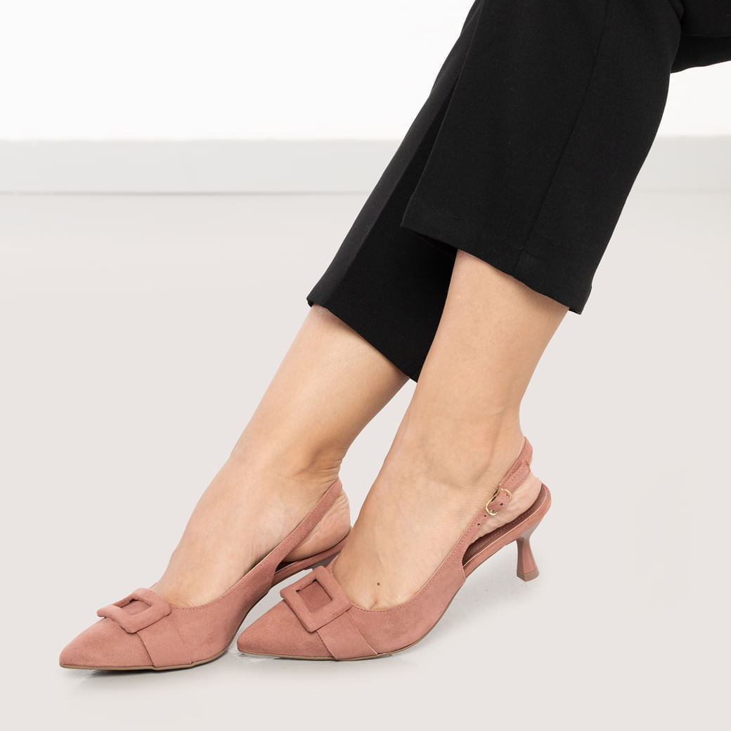Scarpin Via Marte rosa blush vista lateral com tira slingback e fivela decorativa