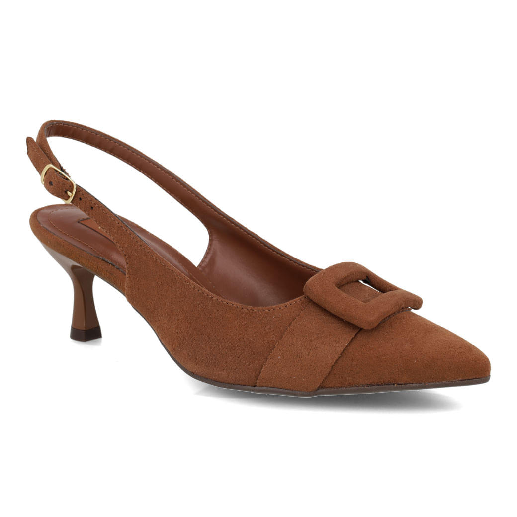 Vista lateral do scarpin feminino em camurça marrom com salto fino e tira slingback
