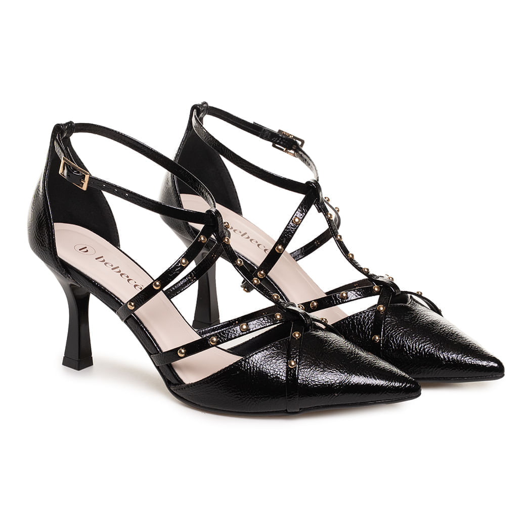 Sapato feminino Bebecê preto com bico fino e detalhes dourados mostrando conforto e estilo
