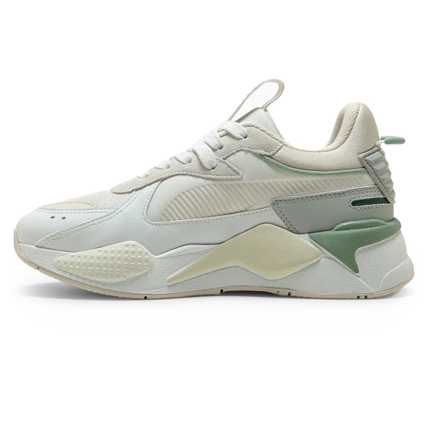 Tênis Feminino RS-X Puma branco visto de lado mostrando detalhes em camurça