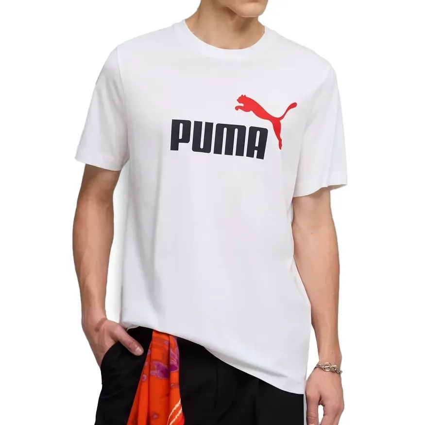 Camiseta branca Puma Essentials masculina com logo preto e vermelho no peito, vista frontal