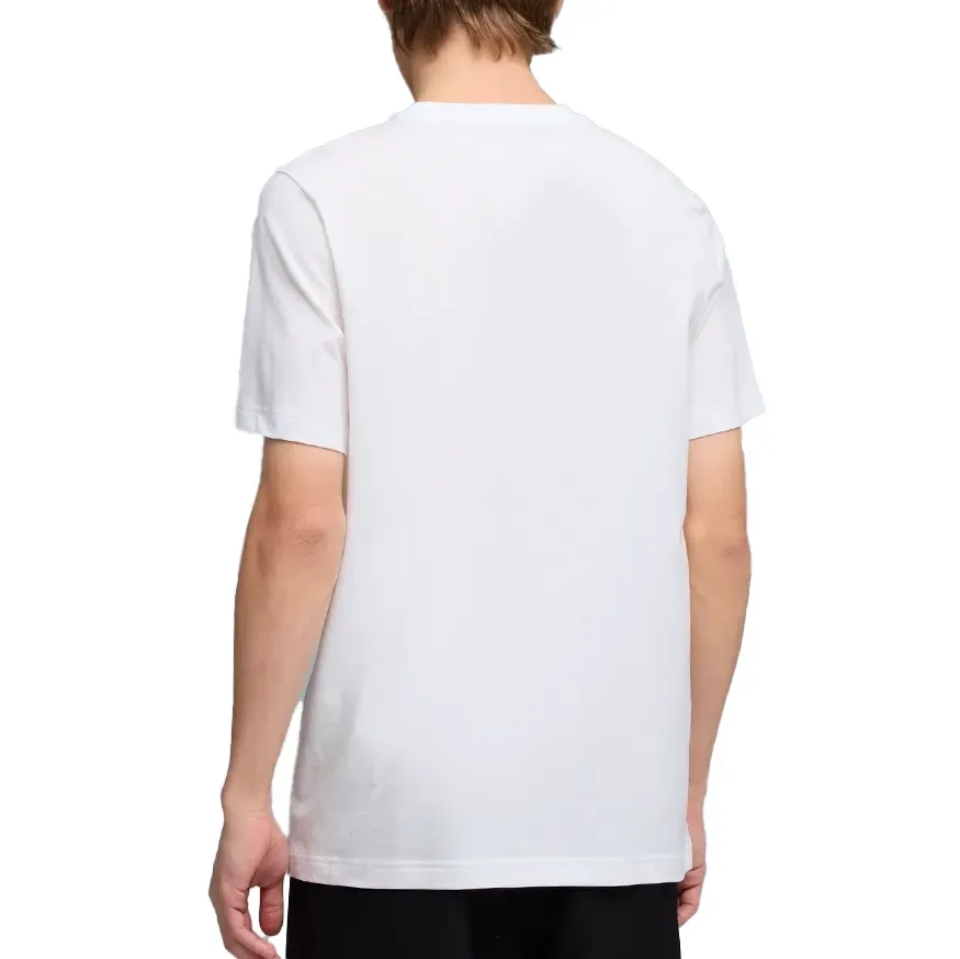 Camiseta Puma Essentials branca vista lateral com modelo masculino