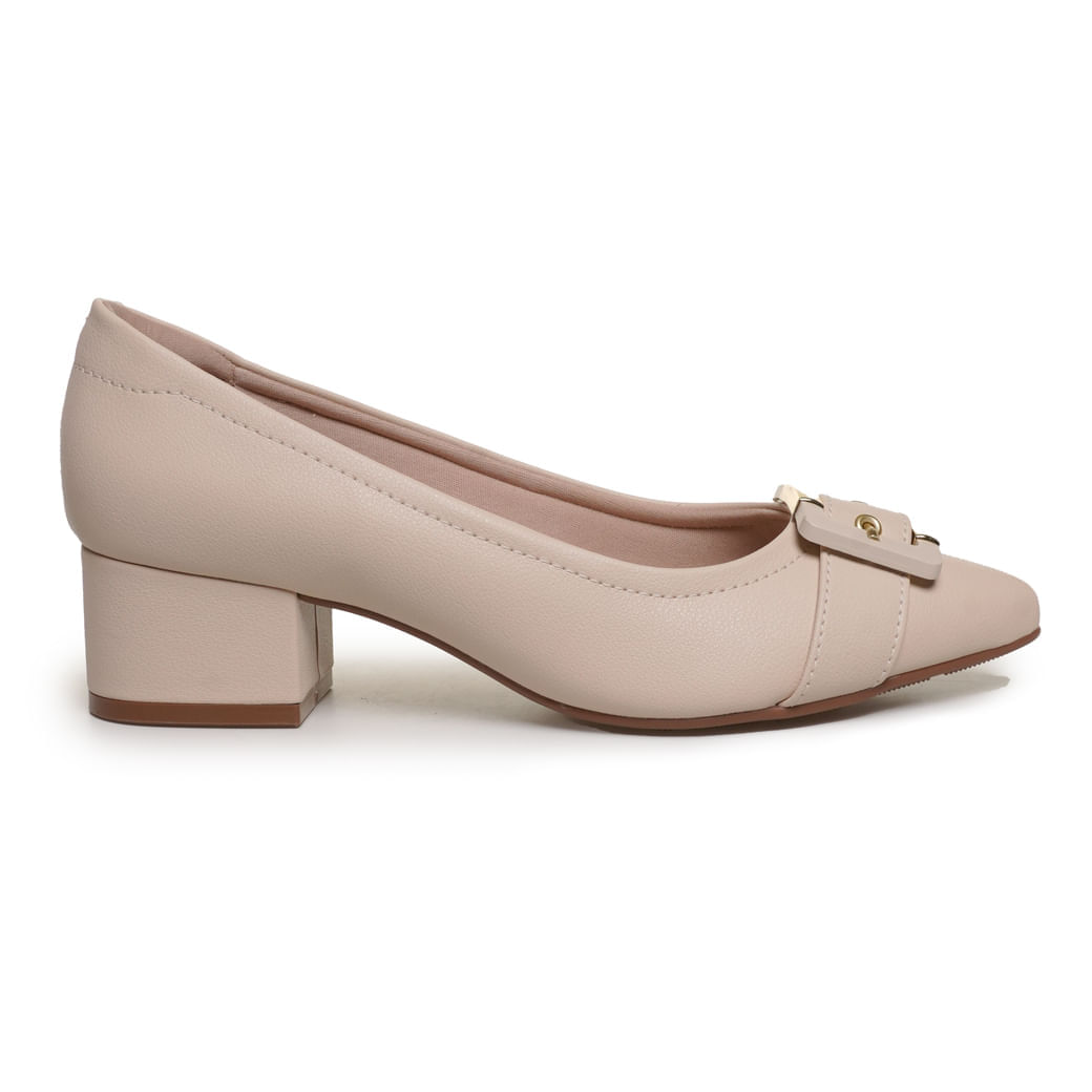 Sapato feminino Modare creme com acabamento liso sintético, bico levemente fino, salto bloco baixo e fivela dourada frontal