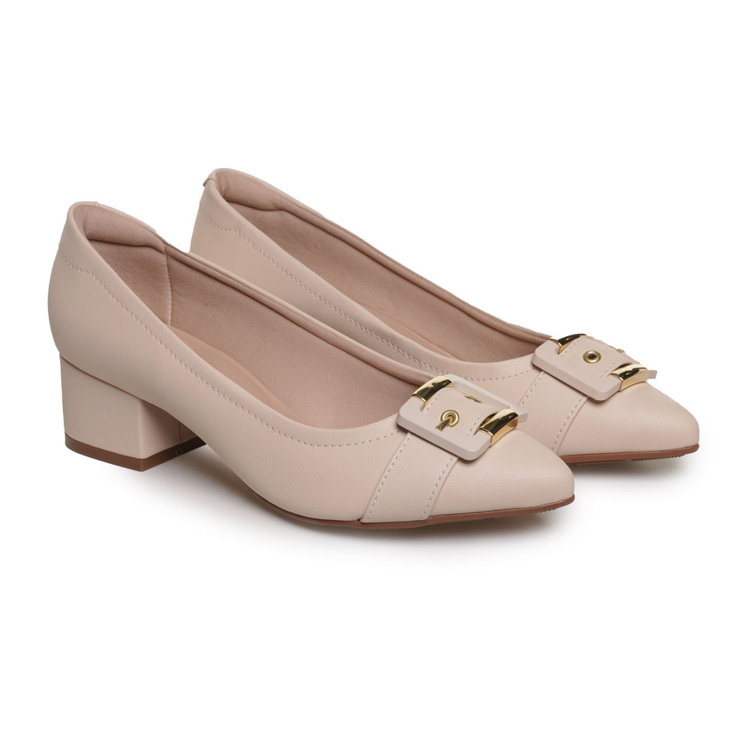 Sapato Modare creme com salto bloco e detalhes elegantes em fivela dourada