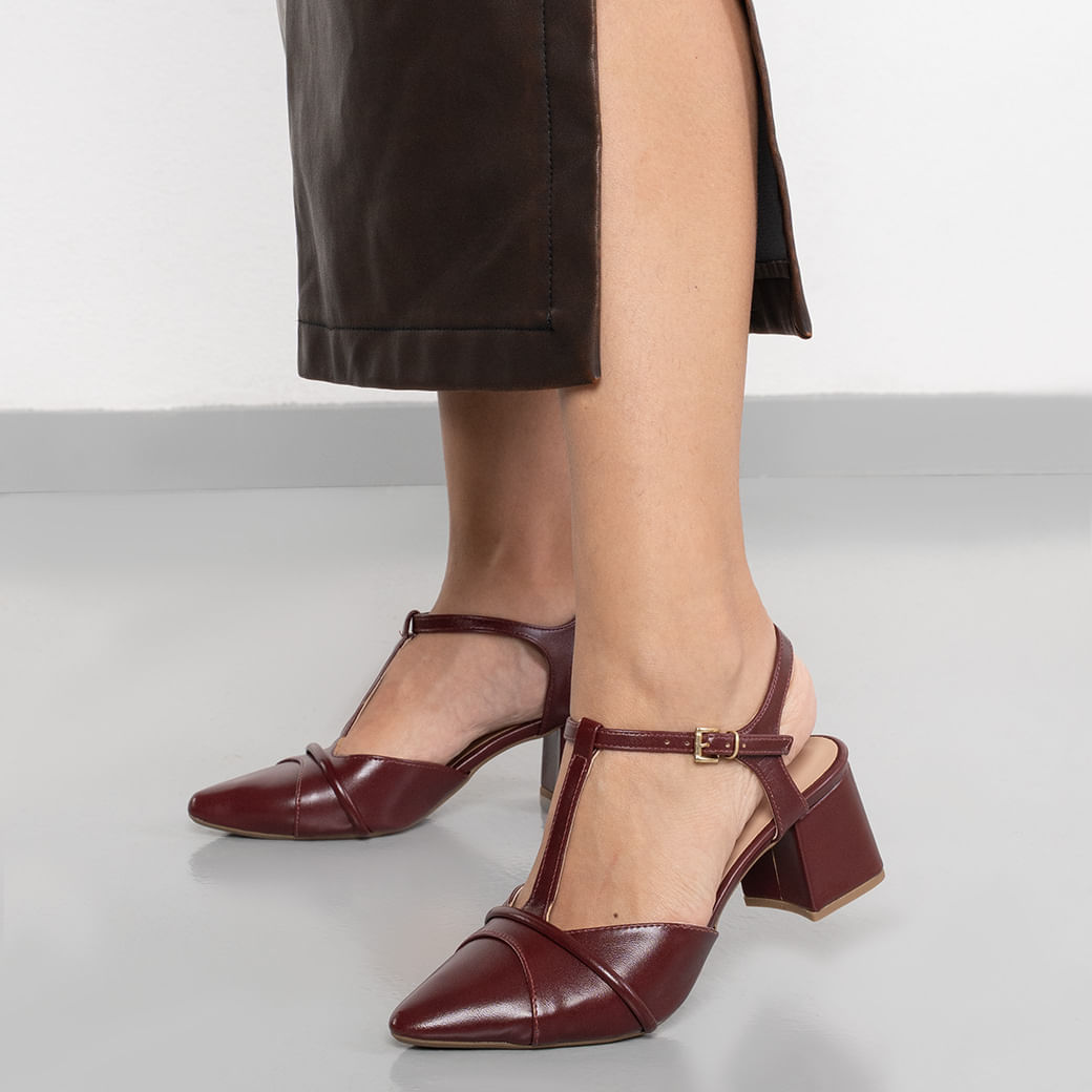 Vista lateral do sapato slingback M Shuz salto grosso vinho com bico quadrado