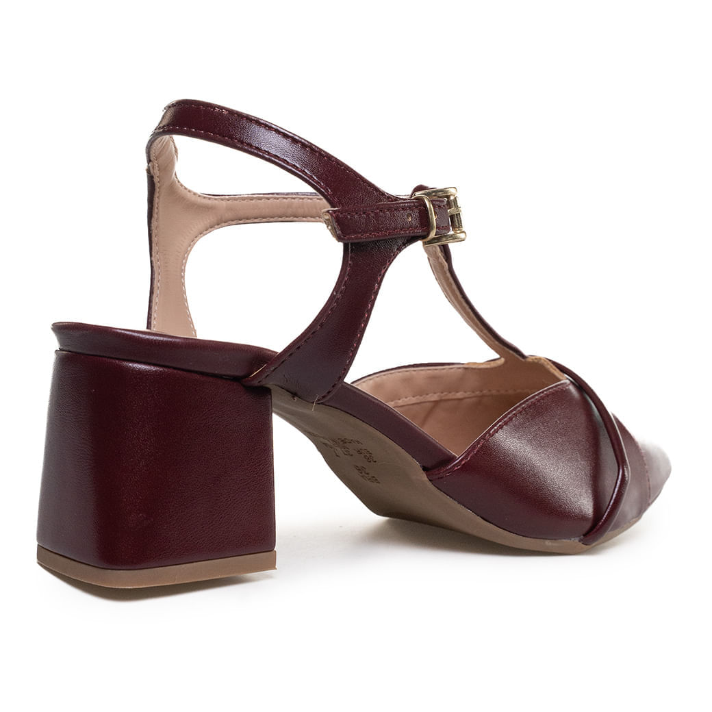 Sapato slingback feminino M Shuz vinho em destaque para ajuste e conforto