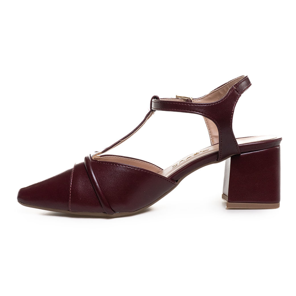 Detalhes do sapato slingback M Shuz salto grosso vinho mostrando qualidade e design