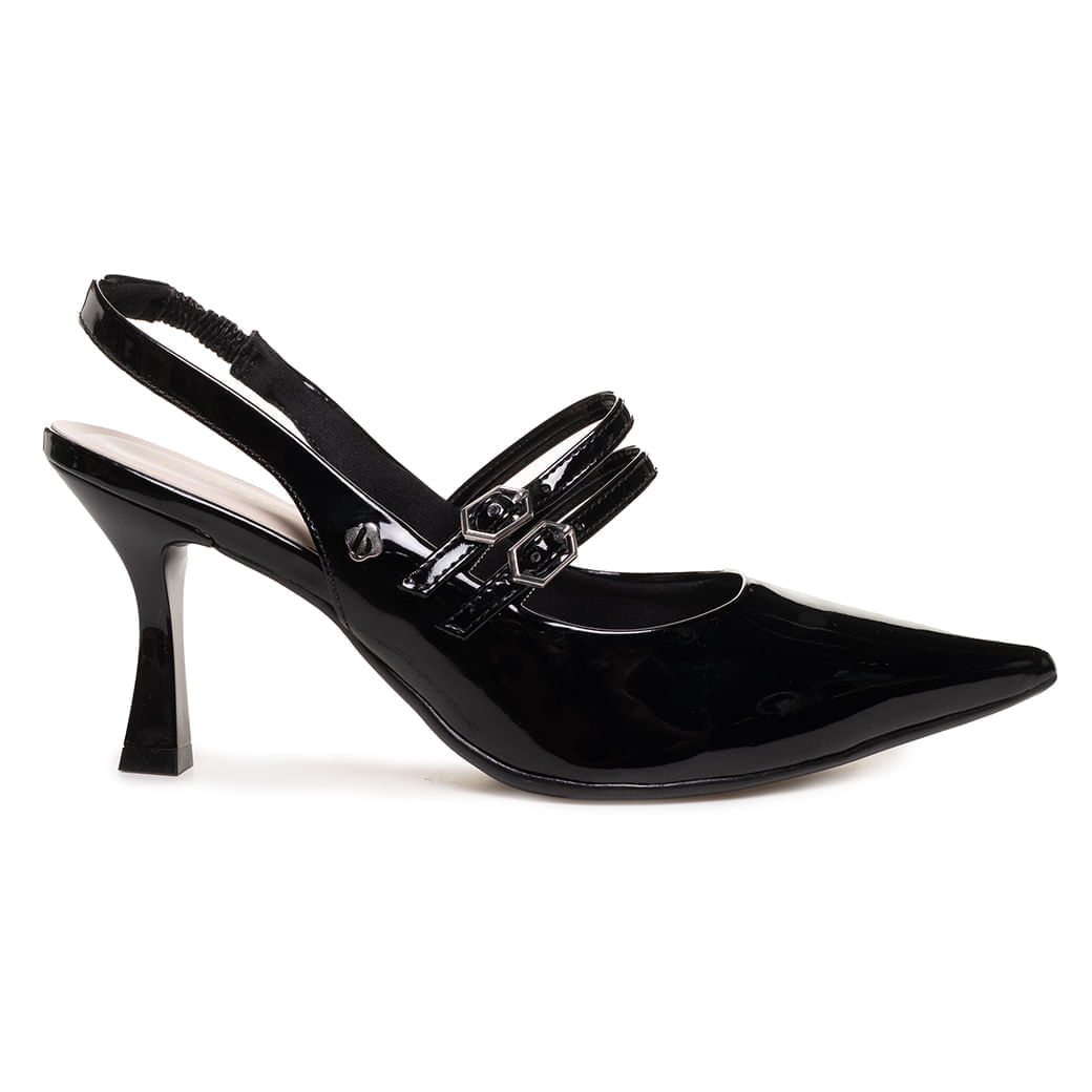 Sapato feminino preto em verniz brilhante com bico fino, tiras finas com fivelas metálicas e slingback elástico no calcanhar