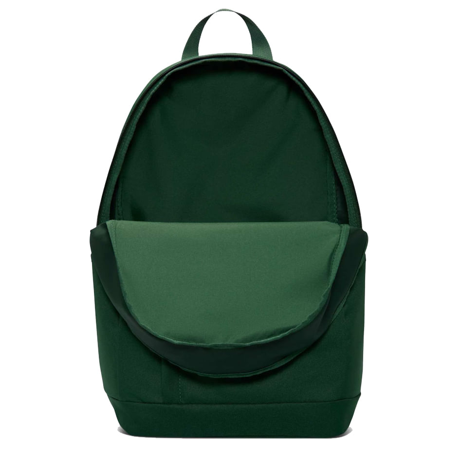 Mochila Nike Elemental verde usada em ambiente urbano casual
