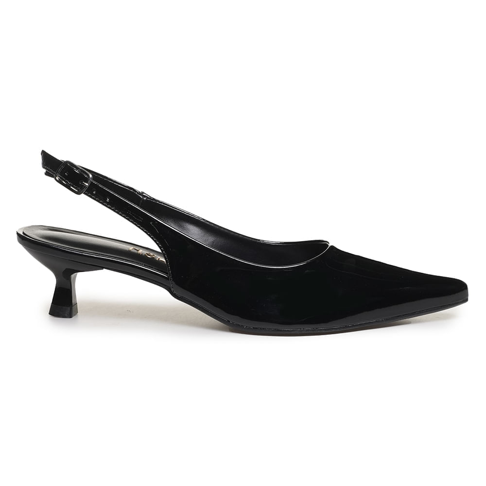 Par de sapatos scarpin pretos com salto fino e acabamento envernizado exibidos em fundo branco