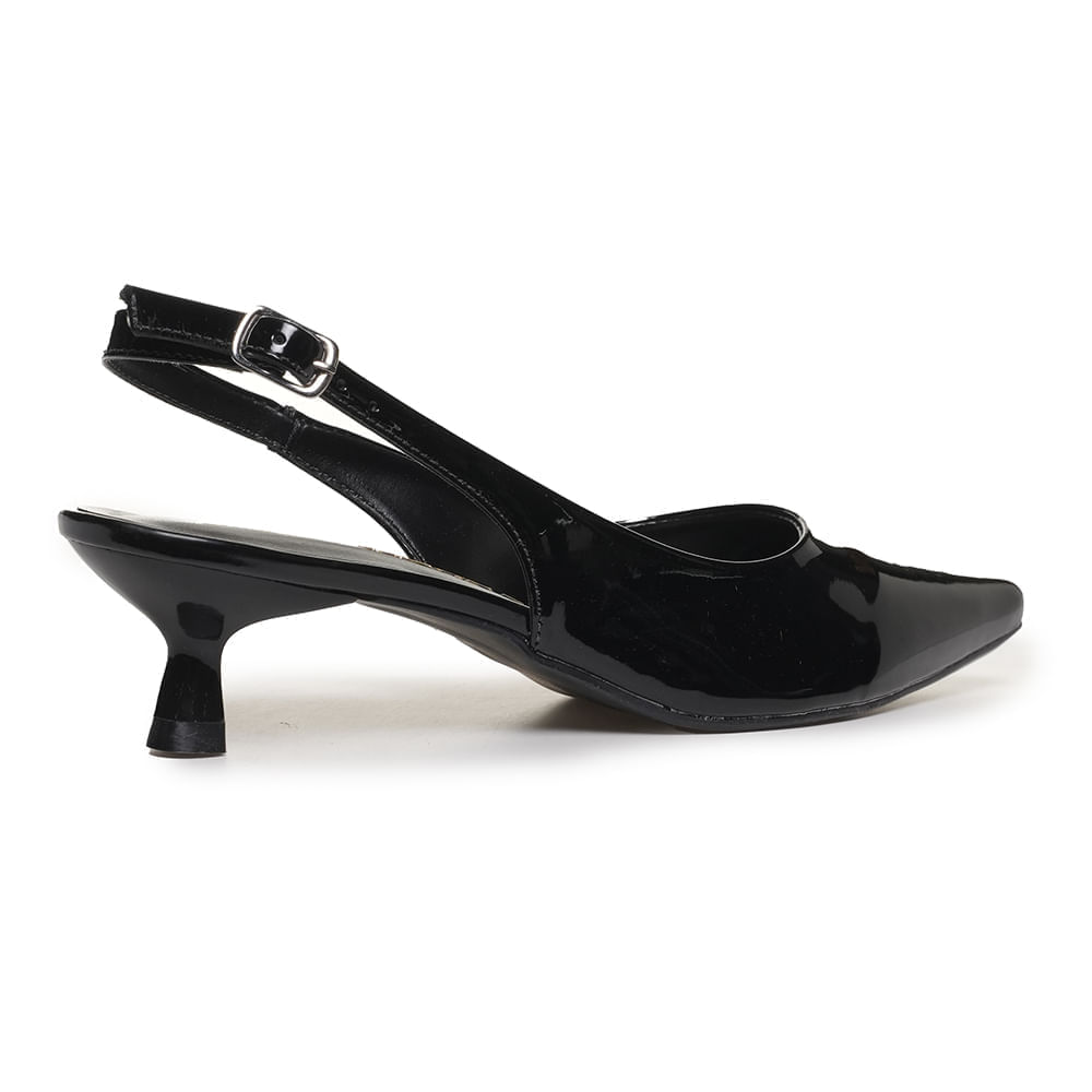 Sapato scarpin preto verniz com salto fino exibido em fundo branco