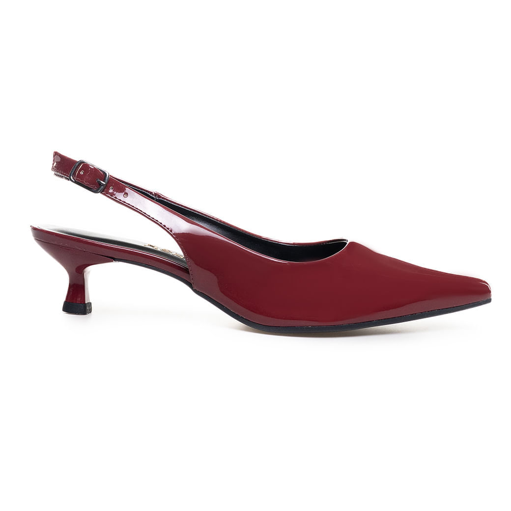 Scarpin feminino M Shuz vermelho envernizado com salto fino e ponta fina em fundo branco