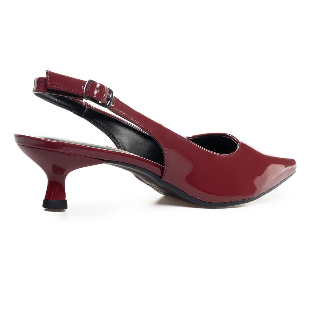 Scarpin M Shuz vermelho envernizado feminino em fundo branco