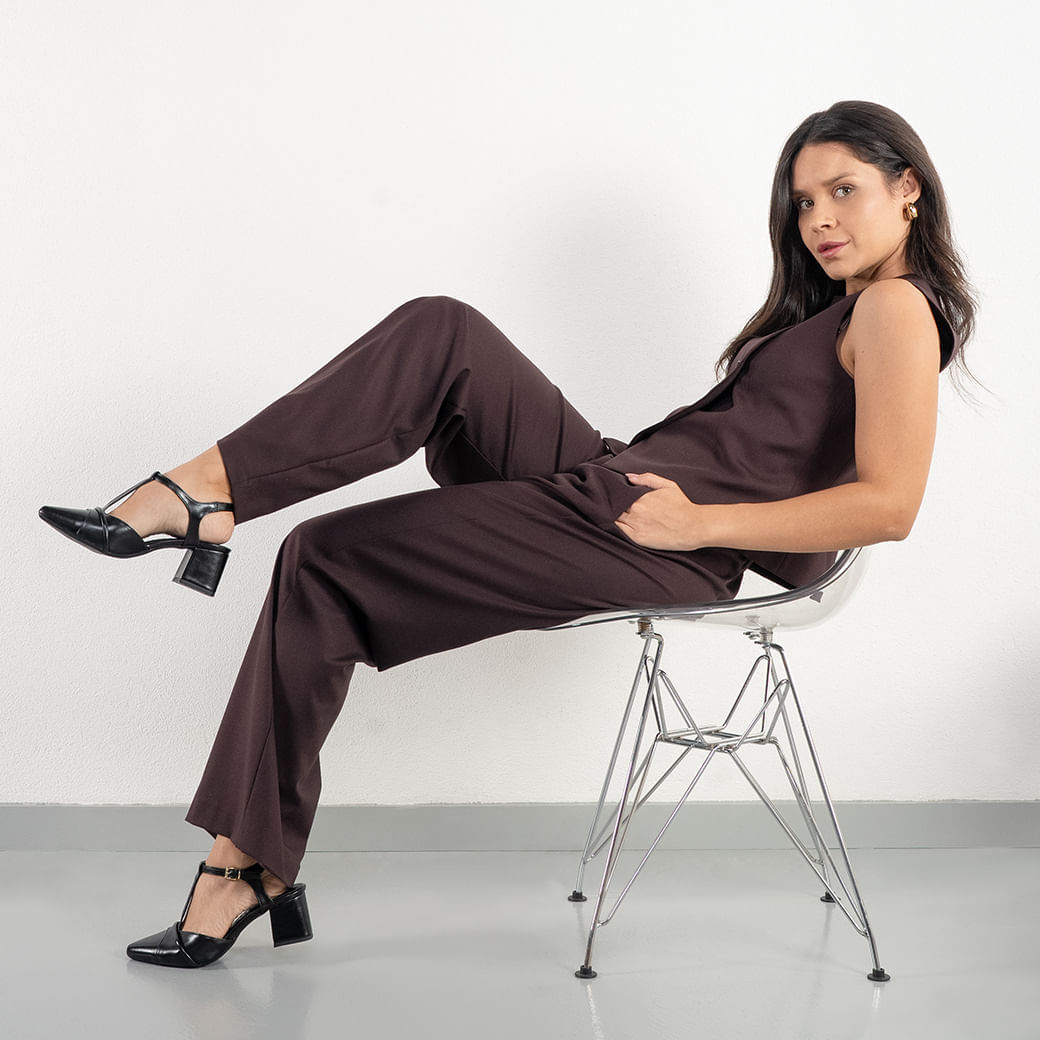 Vista lateral do sapato slingback preto com salto grosso feminino, destacando acabamento e design
